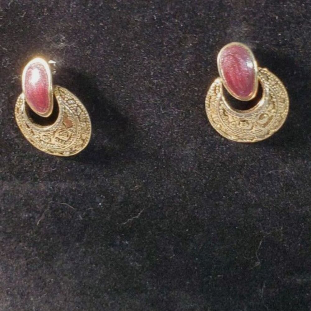 Charming Charlie Gold Tone Stamped Disc Stud Earrings Purple Stones